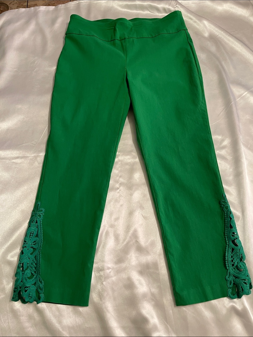 Attyre Emerald Green Capris with Lace Trim